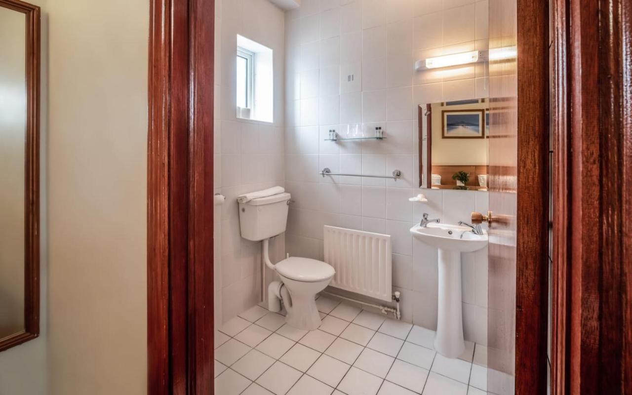 Holiday Hotel Голуэй Экстерьер фото