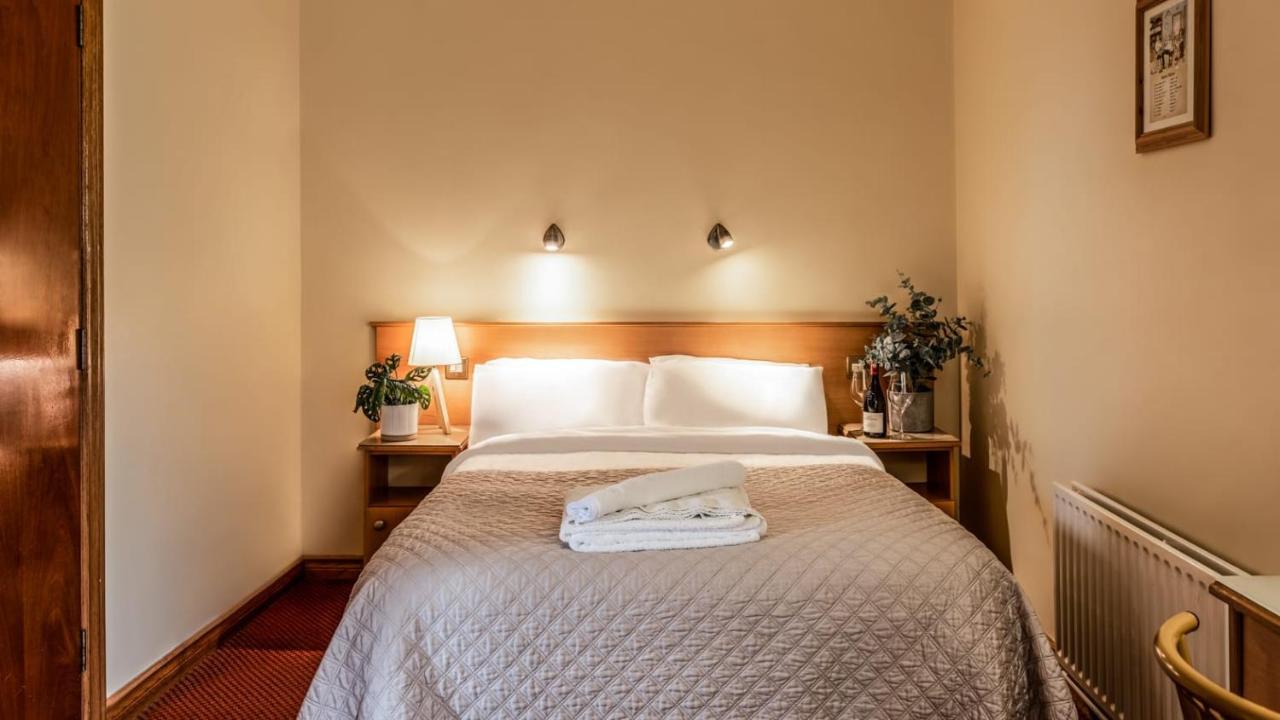 Holiday Hotel Голуэй Экстерьер фото