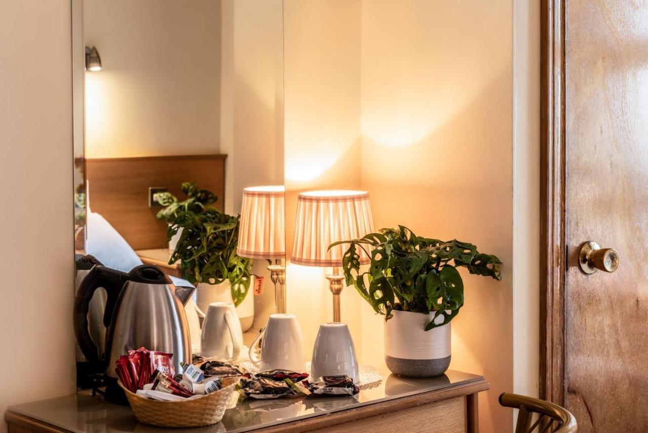 Holiday Hotel Голуэй Экстерьер фото