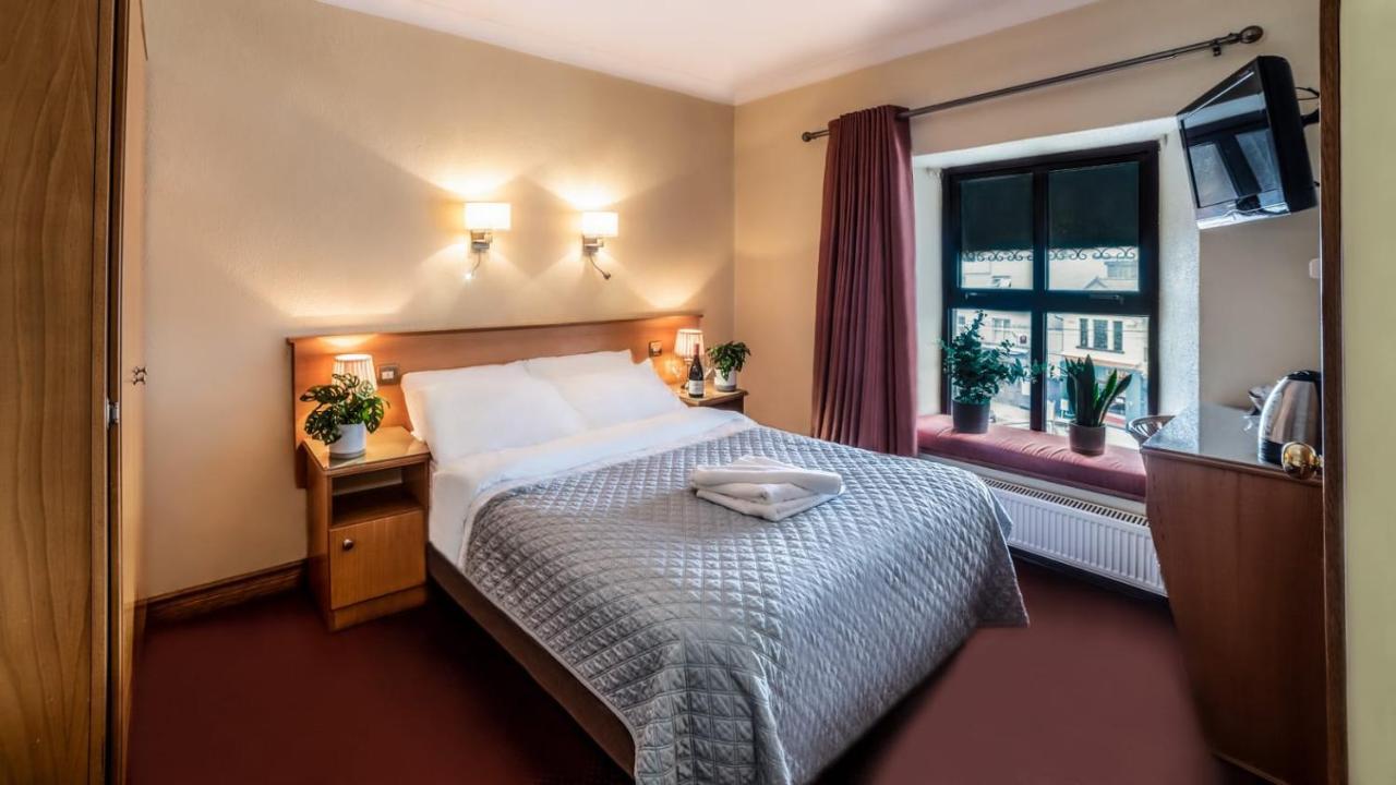 Holiday Hotel Голуэй Экстерьер фото