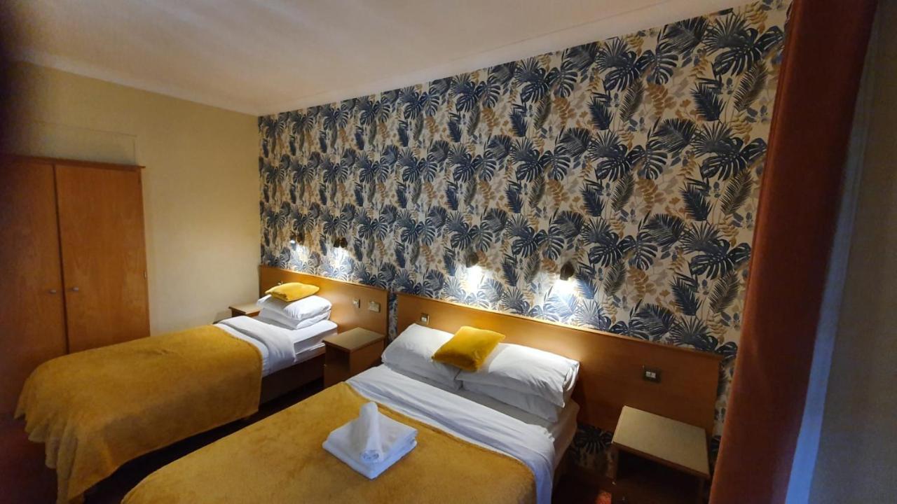 Holiday Hotel Голуэй Экстерьер фото