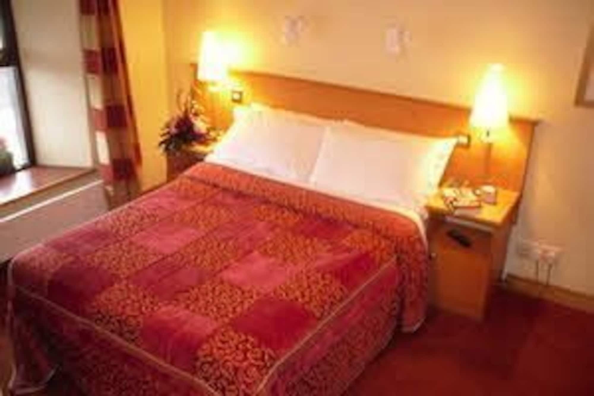 Holiday Hotel Голуэй Экстерьер фото
